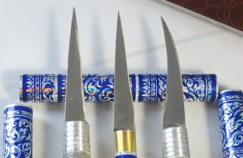 Vista 2 de Juego de 3 cuchillos tailandeses de talla de frutas y jabón de latón hecho a mano color azul