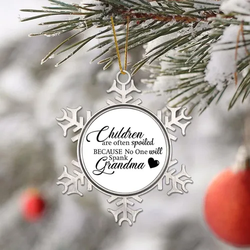 Vista 4 de Los niños son a menudo mimados porque nadie lo azotará a la abuela, adorno de copo de nieve de metal para árbol de Navidad, decoración colgante