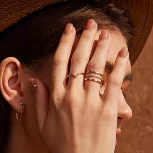 Vista 4 de Valloey Rover Anillo apilable de diamantes delicados chapados en oro de 14 quilates con circonita cúbica, joyería minimalista regalo, Metal