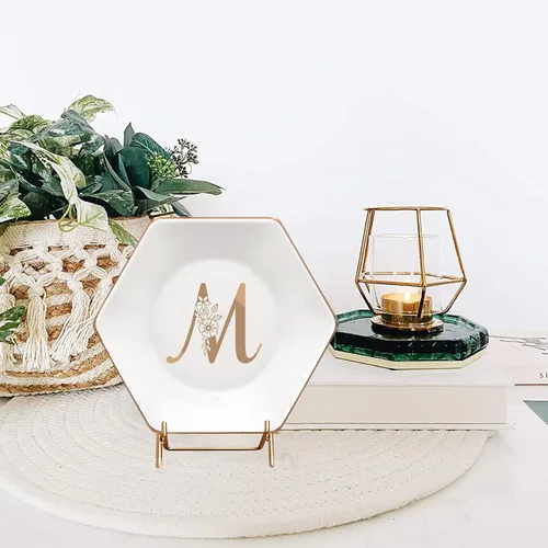 Vista 3 de CARAKNOTS Plato para anillos en M con inicial, regalos para amigas, plato de joyería personalizado de cerámica, regalos de cumpleaños, graduación