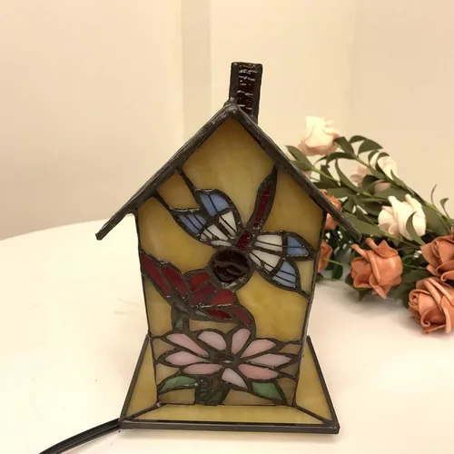 Vista 5 de Bieye L10782 - Lámpara de mesa estilo Tiffany con vitral en forma de casa de pájaro para decoración del hogar (17.8 cm de alto, libélula)