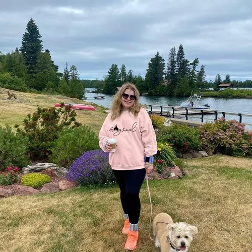 Vista 2 de UNIQUENOE - Sudaderas de manga corta para mujer, camiseta mágica para vacaciones familiares, diseño de castillo
