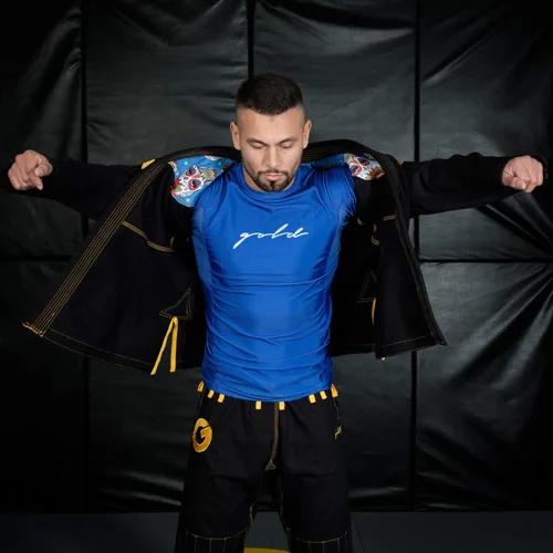 Vista 7 de Gold BJJ Foundation Rash Guard - Rashguard de Jiu Jitsu sin Gi y Gi