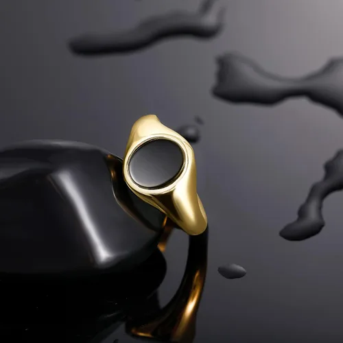 Vista 3 de TRUMIUM Anillos de sello chapados en oro de 18 quilates para hombres y mujeres, con incrustaciones de ónix negro, anillos de boda ligeros y gruesos