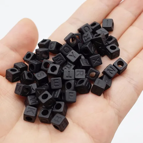 Vista 3 de Cuentas de letra, 800 cuentas de cubo de letras negras mate para bricolaje, collar, pulsera (0.236 pulgadas)