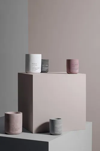 Vista 2 de Blomus Fraga Vela perfumada Withered Rose S, vela de cera de soja en aspecto concreto Rosa marchita