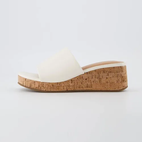 Vista 2 de CUSHIONAIRE Sandalia de cuña de corcho Nano para mujer+espuma viscoelástica, anchos disponibles