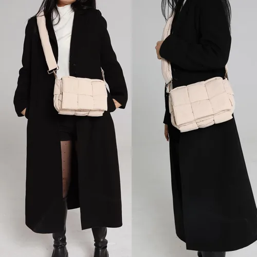 Vista 2 de NAARIIAN Bolso de hombro acolchado de nailon tejido bolso cruzado de diseñador engaña a las mujeres bolso de plumón