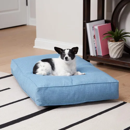 Vista 3 de Casey - Cama rectangular para perros (36 x 24 pulgadas) de mezclilla para interiores y exteriores, estilo almohada