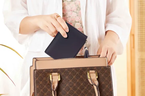 Vista 6 de Gostwo Mini monedero delgado plegable para mujer con borla y bolsillo con cremallera para monedas, Negro con llavero, Moda