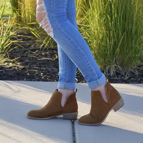 Vista 7 de Journee Collection Botas de gamuza sintética con punta redonda para mujer