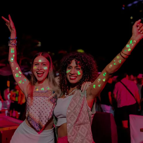 Vista 4 de 370 patrones de recuerdos de fiesta, 36 hojas que brillan en la oscuridad, tatuajes temporales luminosos, suministros de tatuajes falsos