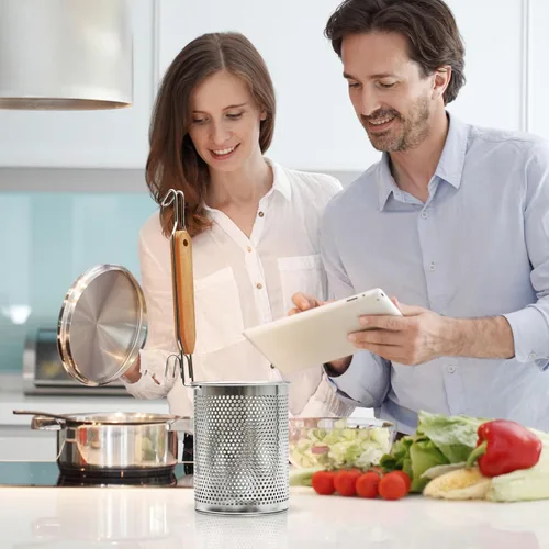 Vista 7 de Colador de Pasta de Acero Inoxidable, 2 piezas Colador de Fideos y Dumplings de Alimentos Microperforado con Mango de Madera, Cestas para Colar