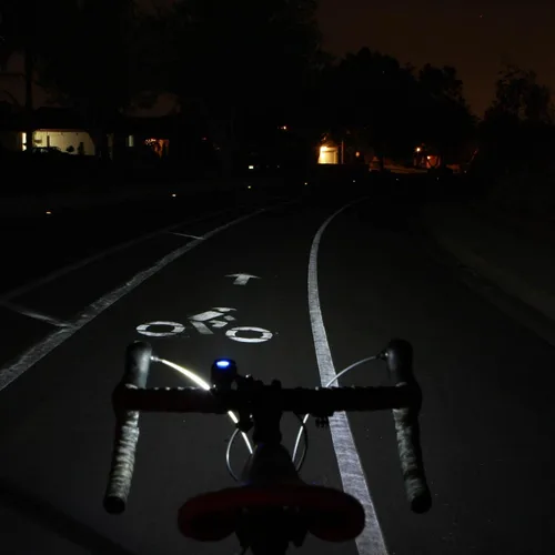 Vista 7 de NiteRider Swift 500 - Luz delantera para bicicleta Vmax+ 150 luces traseras para bicicleta, paquete combinado - USB recargable faro de bicicleta LED