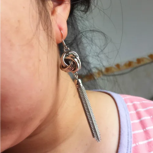 Vista 4 de Collar largo con borla plateado, diseño de nudo con borla, cadena de serpiente para mujer