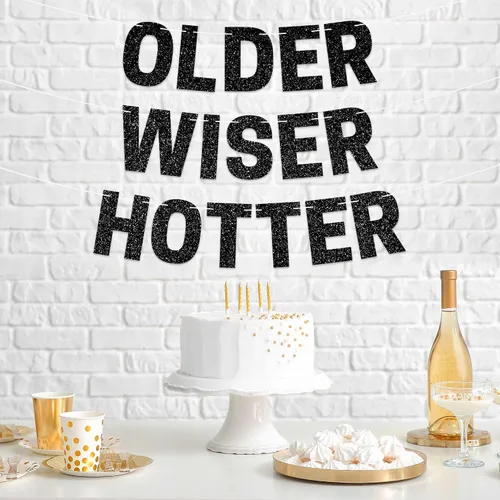 Vista 7 de Cartel preencordado de Older Wiser Hotter - No DIY - Cartel negro para fiesta de feliz cumpleaños con purpurina - Guirnalda preencordada en hebras
