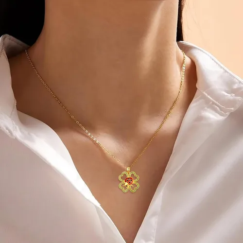 Vista 4 de TANGPOET Collar de plata de ley con trébol chapado en oro, joyería de mariquita milagrosa con colgante de cristal de esmeralda de cuatro hojas
