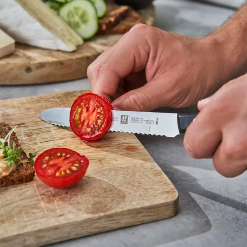 Vista 2 de ZWILLING Twin Signature - Cuchillo utilitario de 5 pulgadas, afilado, fabricado en una fábrica alemana propiedad de la empresa con acero de fórmula