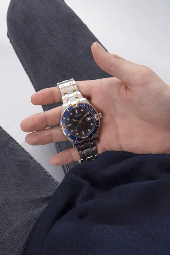 Vista 8 de GUESS Reloj de 3 manecillas de 1.772in con fecha, plateado