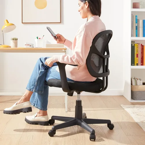 Vista 2 de Amazon Basics Silla de escritorio de oficina de malla transpirable con apoyabrazos, soporte lumbar, giro de 360 grados, altura ajustable, color negro
