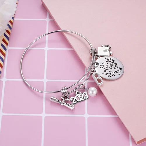 Vista 3 de Ukodnus Regalo de graduación de clase 2023, pulsera de graduación para adultos mayores 2023, regalos de graduación inspiradores para ella, 26