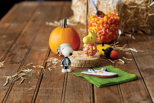 Vista 6 de Enesco Peanuts by Jim Shore Colección de Halloween Woodstock vestido como una calabaza en miniatura, resina hecha a mano, pintada a mano