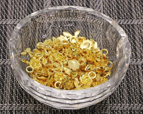 Vista 2 de Shapenty Mini cuentas de metal con diseño de rosas y flores a granel para manualidades, llavero, collares, colgantes, pulseras, aretes, joyería