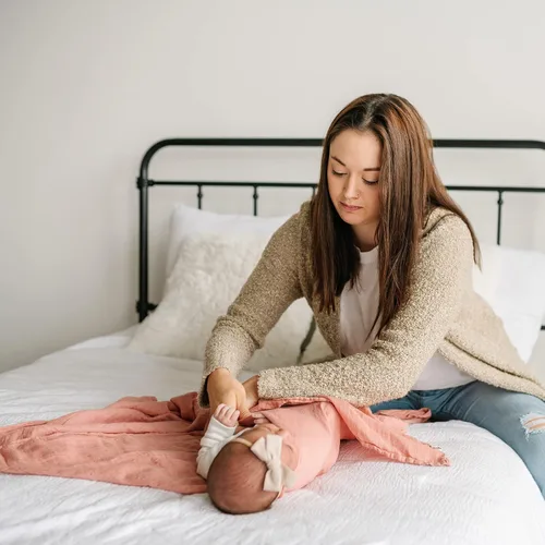 Vista 4 de Natemia Manta de muselina para bebé (rosa), suave y sedosa, manta de recepción suave para recién nacidos, niños y niñas, versátil, transpirable