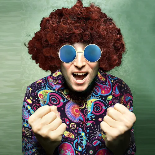 Vista 6 de Eurzom Conjunto de disfraz de discoteca que incluye camisa brillante con pantalón para hombre, peluca afro, collar, lentes de sol para fiesta