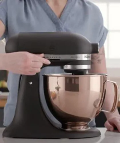 Vista 2 de KitchenAid KHBC412OB 400 Series Licuadora de inmersión comercial con brazo de mezcla de 12 pulgadas, negro ónix