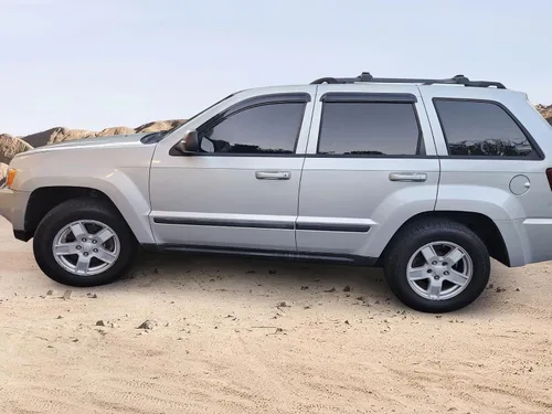 Vista 3 de Visera de ventana compatible con Jeep Grand Cherokee 2005-2010, estilo delgado, acrílico, tintado ahumado y semitransparente por IKON MOTORSPORTS