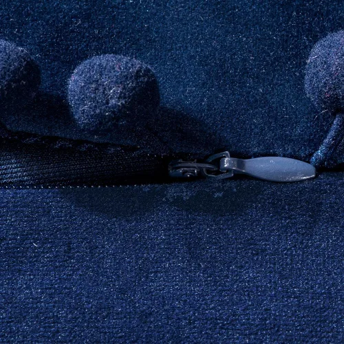 Vista 3 de DEZENE 18x18 Fundas de almohada decorativas azul oscuro: Paquete de 2 fundas de almohada suaves con pompones de terciopelo cuadrado para decoración