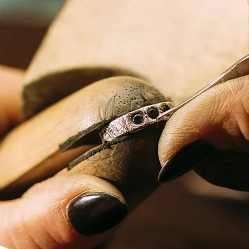 Vista 7 de EXCEART Herramientas de cuero Herramientas de fabricación de joyas 2 unids Abrazadera de anillo de madera Soporte de joyeros Benchwork Ajuste a mano