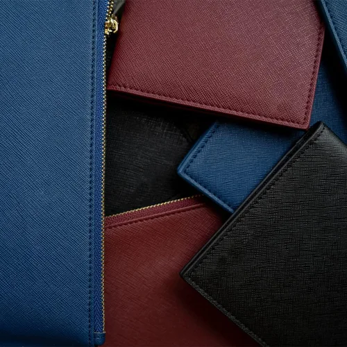 Vista 5 de Funda de cuero Saffiano para pasaporte Burgundy Una funda clásica y funcional para pasaporte