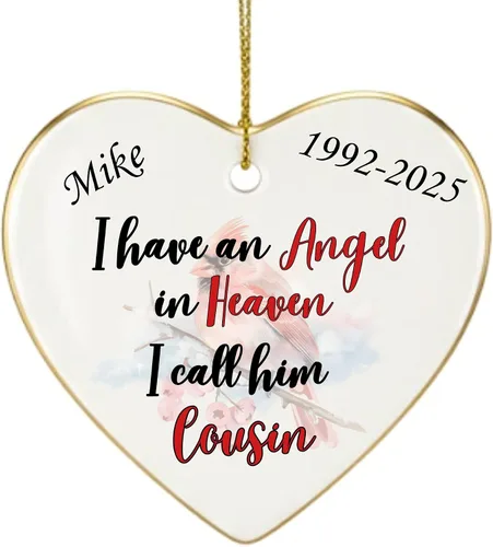 Vista 9 de Adorno de Navidad conmemorativo personalizado 2025 – Recuerdo de cerámica en forma de corazón – Tengo un ángel en el cielo I Call Her Primo – Regalo