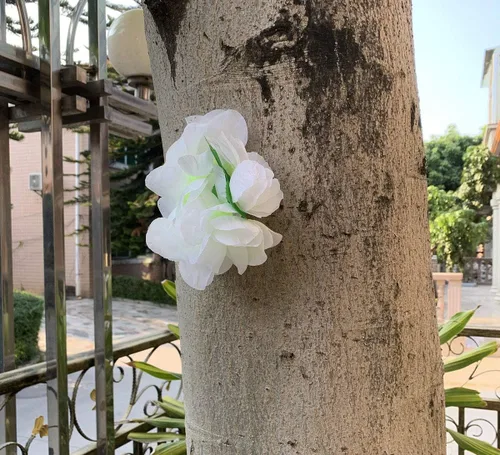 Vista 5 de Yansanido 4 piezas de leis hawaianos blancos con hojas verdes para fiesta de graduación, fiesta de baile, accesorio de fotos al aire libre (blanco)