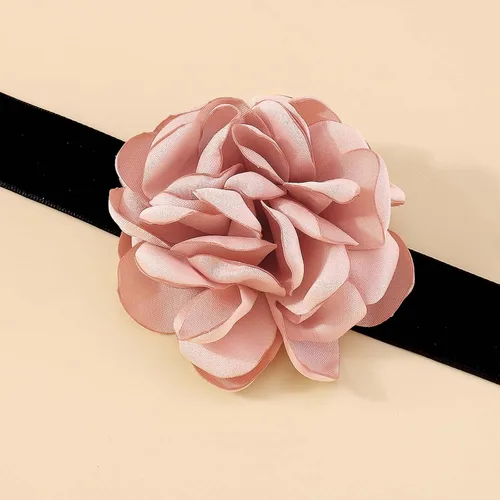 Vista 4 de Gargantilla bohemia de terciopelo negro con flor de rosa púrpura 3D y collar floral de satén, collar de flores grandes exageradas para regalos