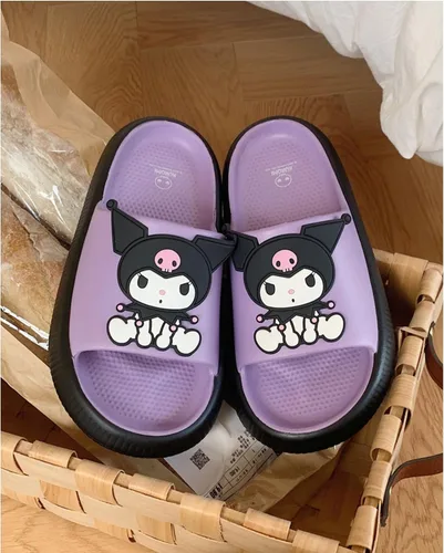 Vista 4 de Lindas pantuflas de dibujos animados Kuromi Kawaii para mujer, sandalias de nube para interiores y exteriores, antideslizantes, zapatos de ducha