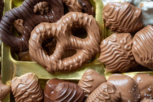 Vista 5 de Cesta de regalo de chocolate, arreglo de bandeja de regalos de dulces, caja de aperitivos gourmet, idea de regalo para Acción de Gracias, Navidad