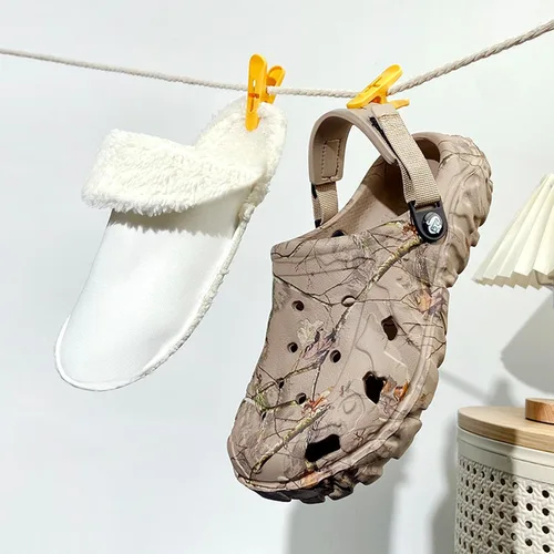 Vista 4 de SECHRITE Zuecos con forro de piel para hombre, pantuflas de invierno mullidas de ancho ancho con plantilla acolchada, zapatos cálidos para casa