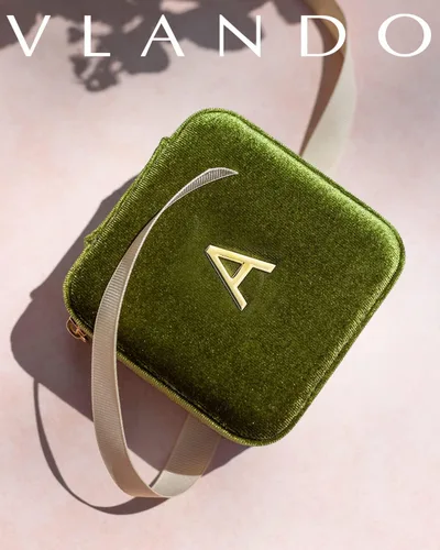 Vista 7 de Vlando Joyero de viaje de terciopelo afelpado, joyeros personalizados con iniciales para mujeres y niñas, mini organizador de viaje de joyería