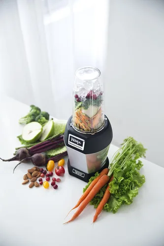Vista 2 de Ninja Nutri Pro - Licuadora personal compacta, con tazas para llevar, de 18 onzas y 24 onzas, en un acabado negro y plateado