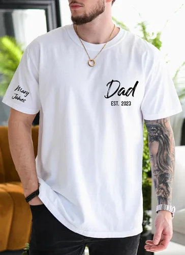 Vista 2 de Camisa Personalizada para Papá con Nombres de los Niños en la Manga Camiseta Personalizada para Papá Est 2025 Camiseta de Papá, Regalo para el Día