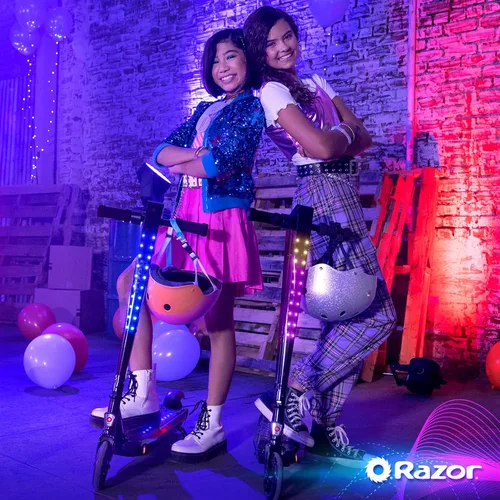 Vista 8 de Razor Sonic Glow Scooter eléctrico negro con luces LED y altavoz inalámbrico Bluetooth
