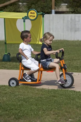 Vista 3 de Italtrike Pilot Triciclo de doble asiento para exteriores para niños pequeños y niños, ingeniería superior, fuerte y duradero, fácil de montar