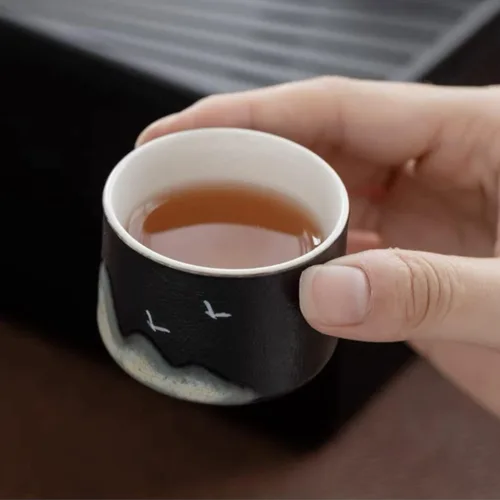 Vista 7 de Juego de té Gongfu, estilo japonés Yuan Shan, tetera de cerámica negra con infusor, 4 tazas y 1 taza de servir, paquete de viaje portátil