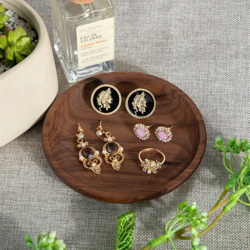 Vista 2 de Bandeja de joyería de madera pequeña personalizada grabada para anillos de madera, bandeja de compromiso para hombres, soporte para anillos de boda