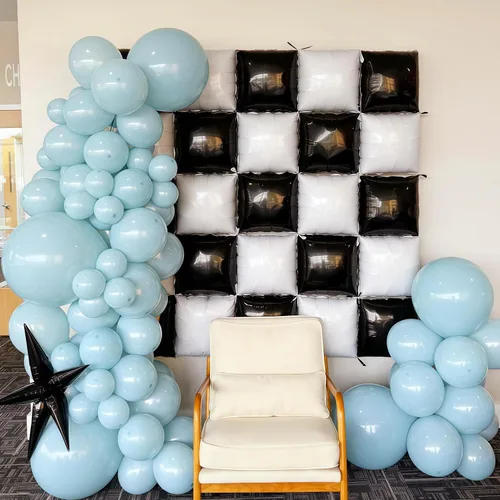 Vista 4 de Globos cuadrados en blanco y negro para pared, globos cromados y blancos de doble cara, kit de arco de túnel, telón de fondo para tablero de ajedrez