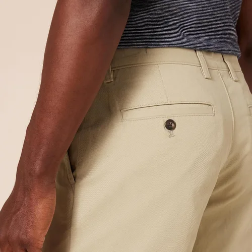 Vista 4 de Tienda Essentials Pantalones cortos chinos ajustados de 9 pulgadas para hombre
