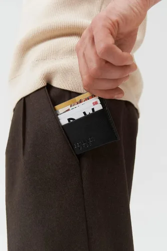 Vista 9 de BERLINER BAGS Funda de piel prémium para tarjetas, tarjetero con bloqueo RFID para hombres y mujeres, Negro -, Minimalista